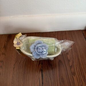 NWT Decorative Soap and Ceramic Bath Tub Holder